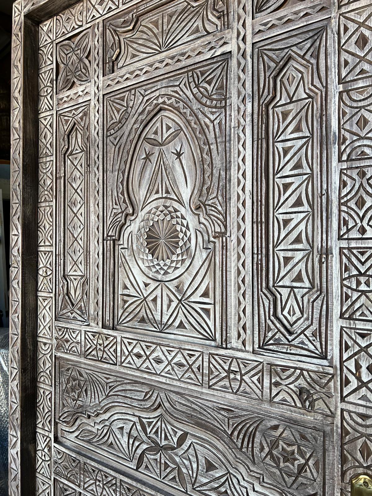 Carved bedroom Door Moroccan riad style: Brass Hardware