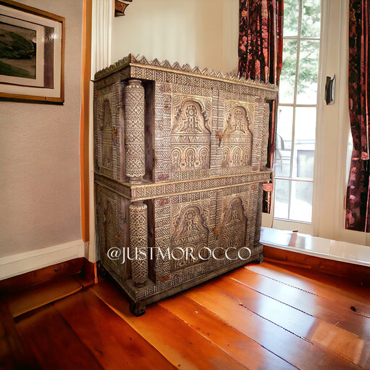 Castle armoire
