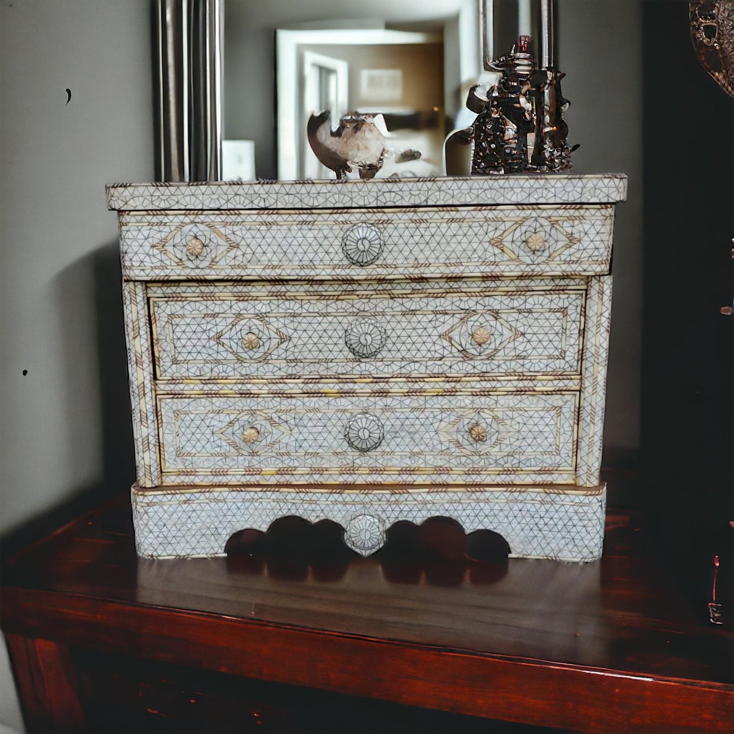 Mekissa mother of pearl set