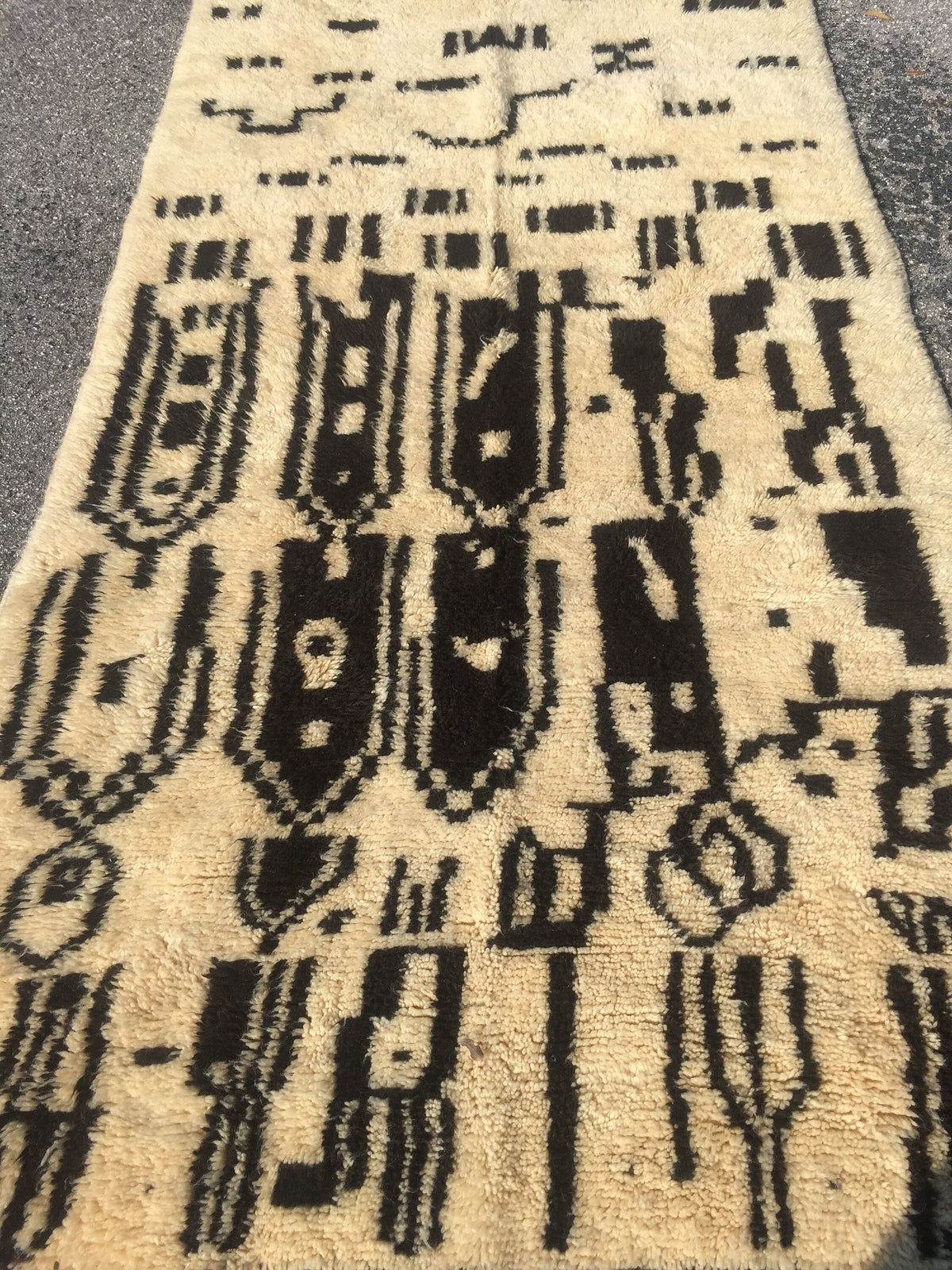 Vintage Beni Ourain Moroccan rug measuring 11ft by 5ft, handwoven with geometric patterns by Justmorocco.