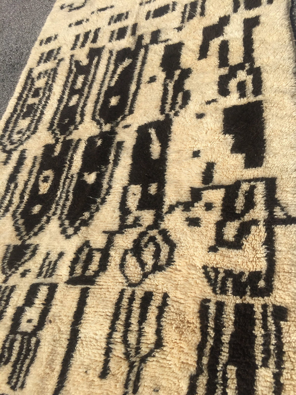 Vintage Beni Ourain Moroccan rug, 11ft x 5ft, handwoven with traditional geometric patterns in neutral tones, by Justmorocco.