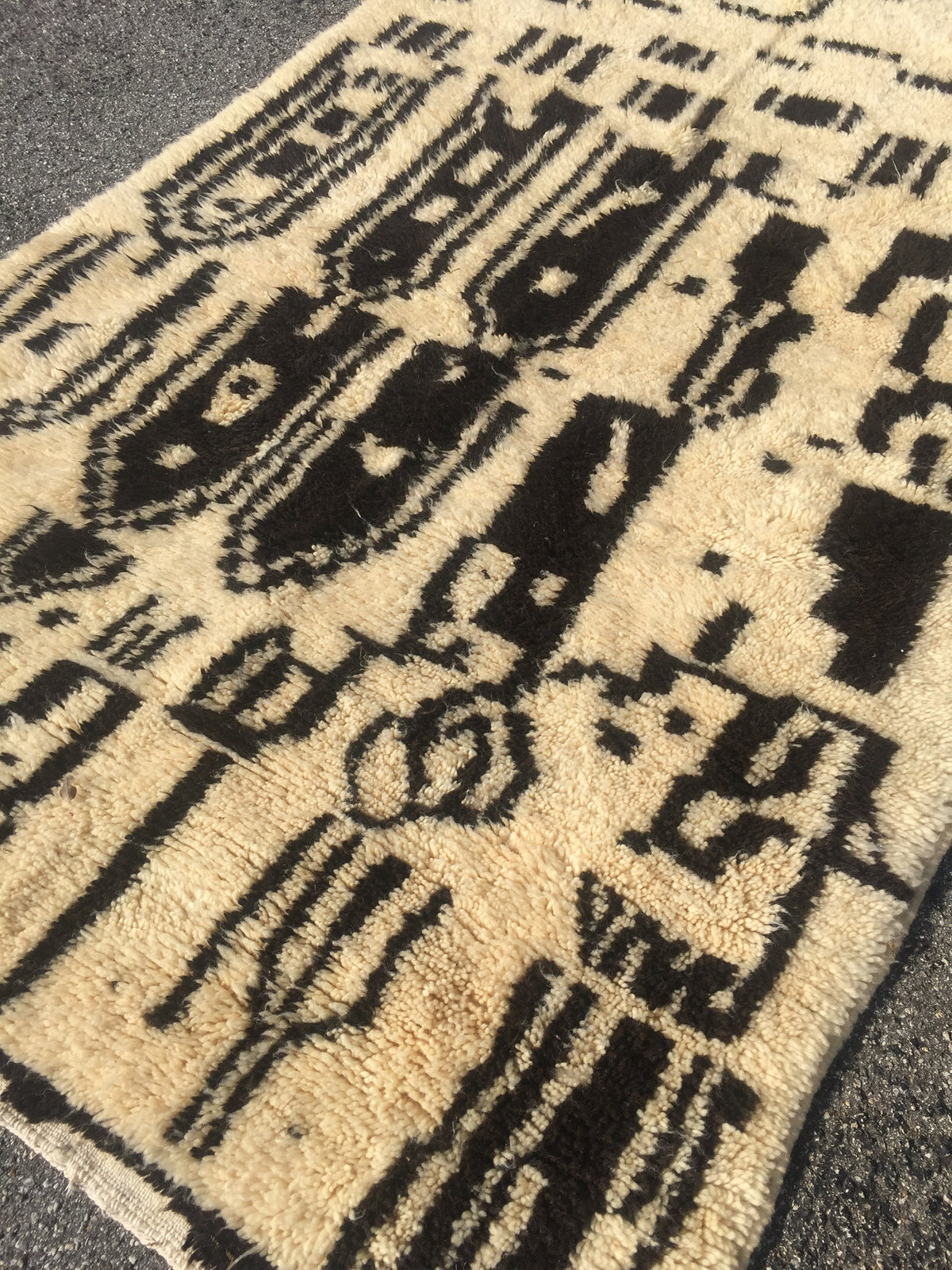 11ft by 5ft vintage Beni Ourain Moroccan rug handwoven carpet with traditional geometric patterns and soft neutral tones.