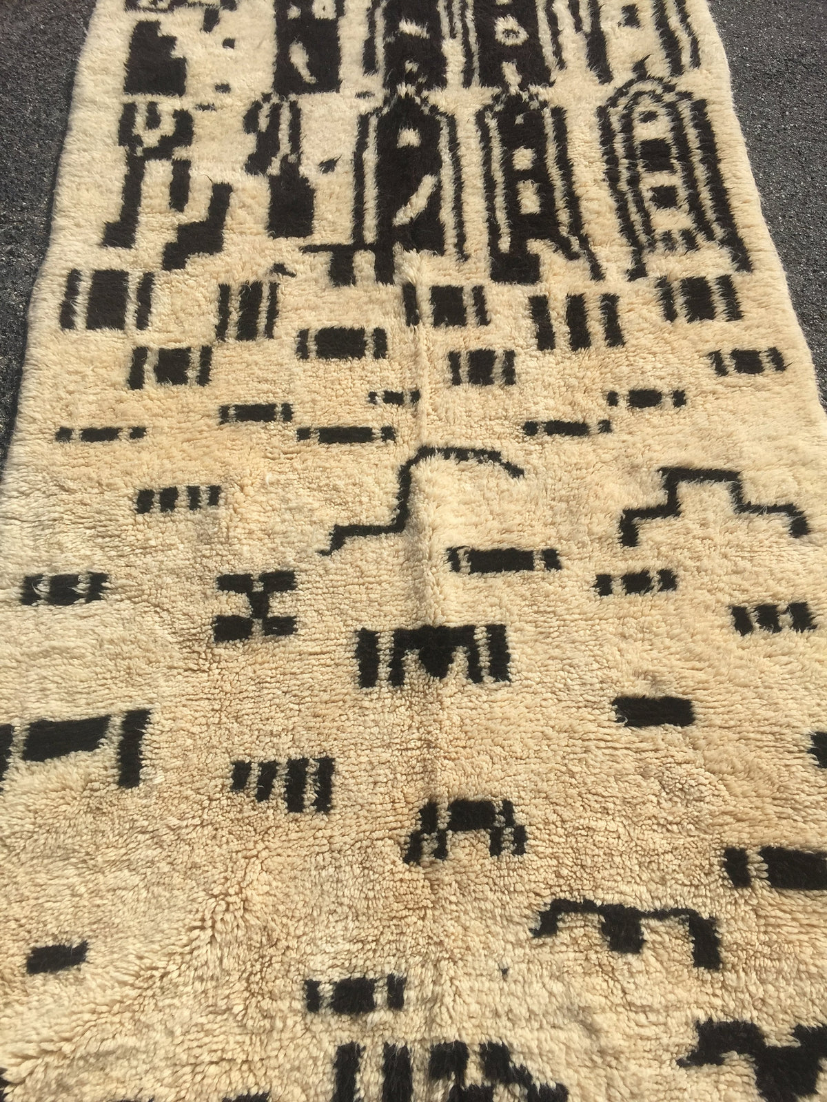Vintage Beni Ourain Moroccan rug, handwoven with geometric patterns and soft wool, measuring 11ft by 5ft from Justmorocco.