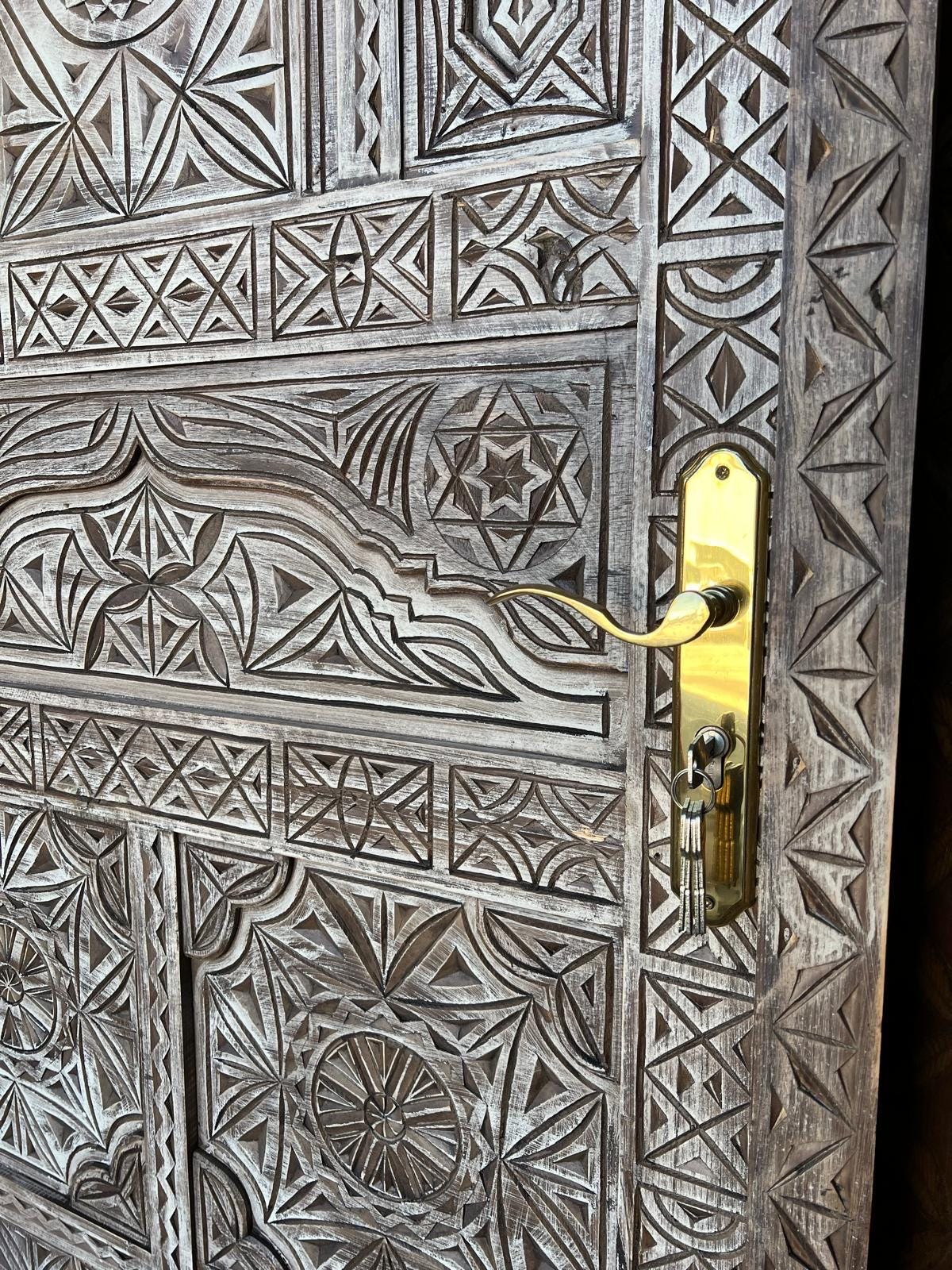 Carved bedroom Door Moroccan riad style: Brass Hardware