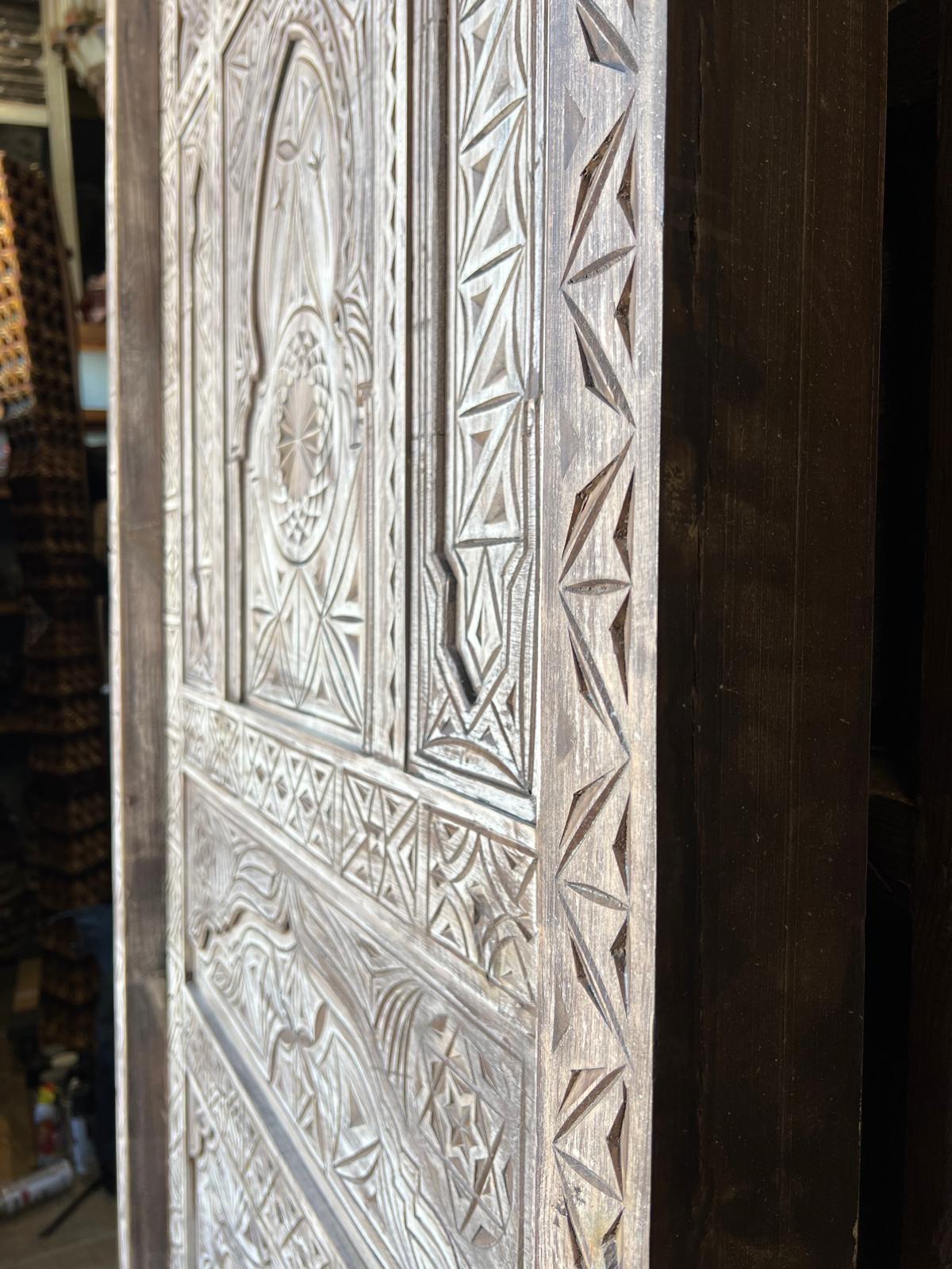 Carved bedroom Door Moroccan riad style: Brass Hardware