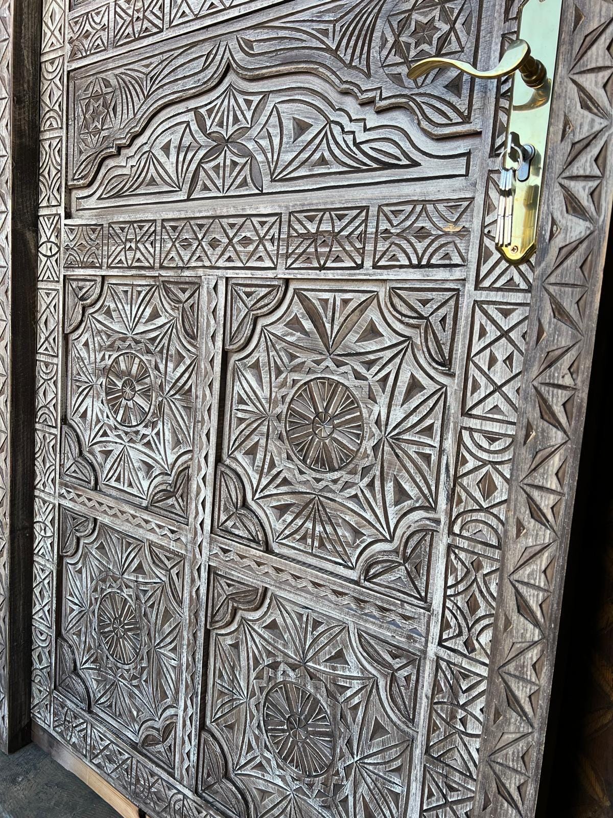 Carved bedroom Door Moroccan riad style: Brass Hardware