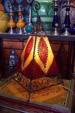 Pyramid henna lamp